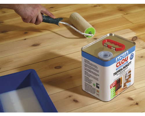 Lackdose Aqua Clou Treppen-Parkett Versiegelungslack mit Farbroller und Farbwanne auf Holzboden