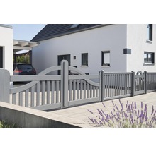 Grauer Gartenzaun vor einem Wohnhaus