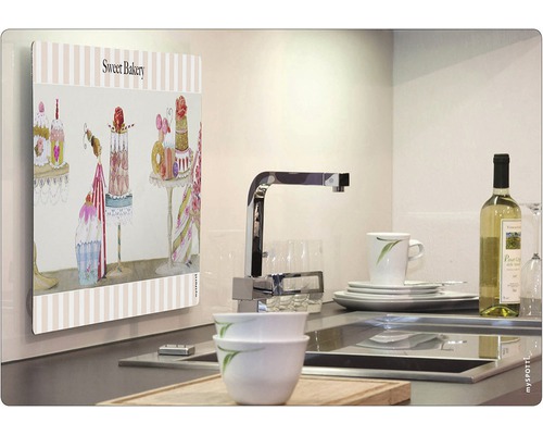 Küchenrückwand mit Süßwarenmotiv über einer Spüle