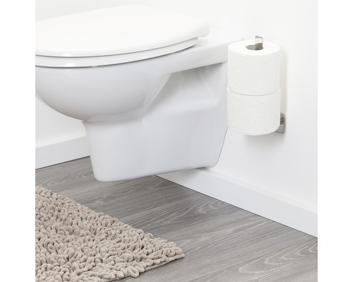 Hänge-WC mit Toilettenpapierhalter und zwei Rollen Toilettenpapier