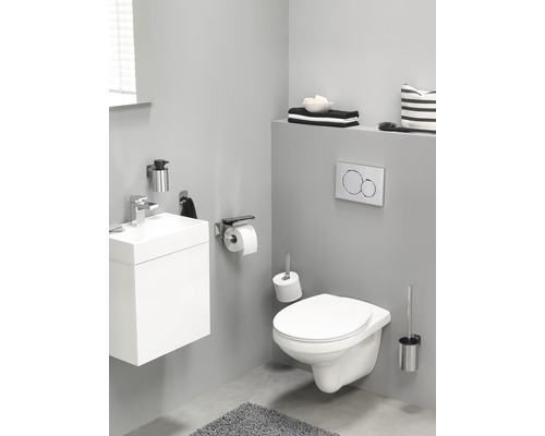 Badezimmer mit Waschbecken, Toilette und Accessoires