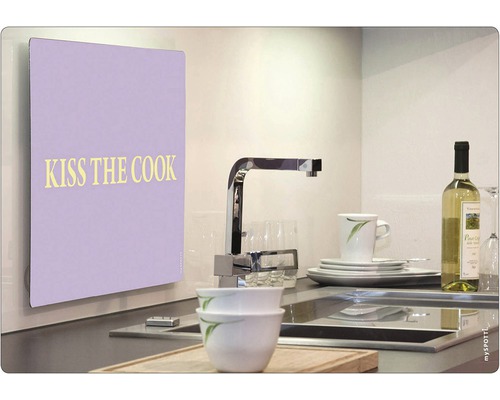 Küchenszene mit Spritzschutzwand mit der Aufschrift ''Kiss the cook'', Spüle, Armatur, Geschirr und Weinflasche