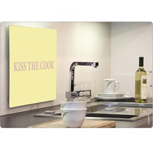 Küchenszene mit Spüle, Armatur, Geschirr und einem Bild mit der Aufschrift ''Kiss the Cook''