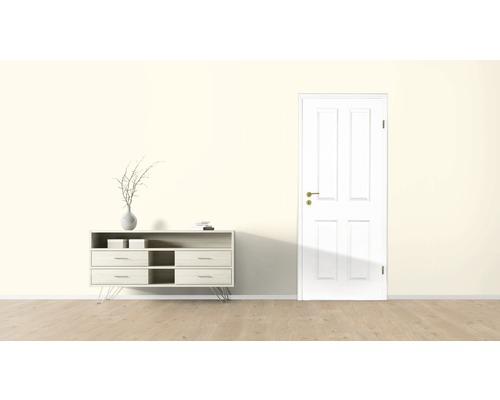 Heller Raum mit Kommode, Dekoration und Tür