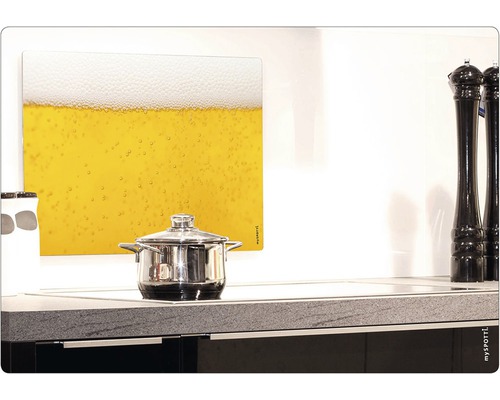 Küchenszene mit Kochtopf und Glasschneidebrett mit Bier-Motiv