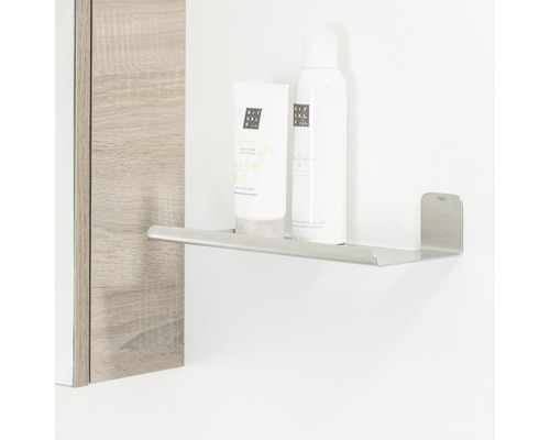 Metallablage mit zwei Pflegeprodukten im Badezimmer