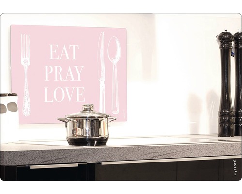 Küchenszene mit Kochtopf und Spritzschutz