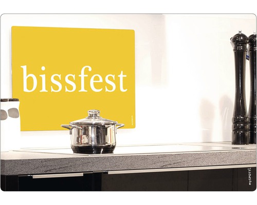 Szene einer Küche mit einem Kochtopf und einem Schneidebrett mit der Aufschrift bissfest.