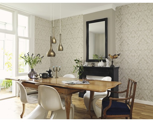 Esszimmer mit Esstisch, Stühlen, Pendelleuchten, Tapete und Spiegel