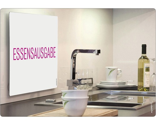Küchenszene mit Spüle, Geschirr und einem Küchenrückwand mit dem Schriftzug Essensausgabe