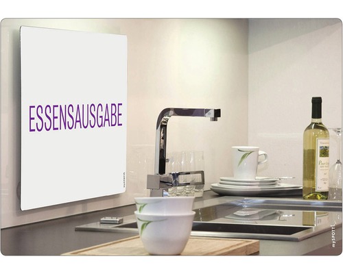 Küchenrückwand mit dem Schriftzug Essensausgabe vor einer Küchenszenen.