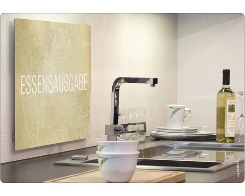 Küchenszene mit dem Schriftzug Essensausgabe, Spüle, Armatur und Geschirr