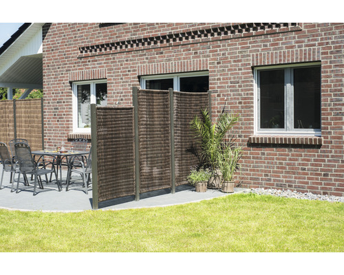 Sichtschutzzaun aus Rattan im Garten mit Gartenmöbeln und Rasen