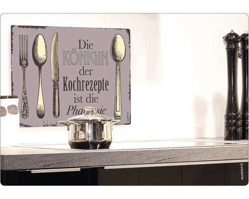 Dekoratives Küchenschild mit dem Schriftzug ''Die Königin der Kochrezepte ist die Phantasie'' über einem Kochtopf