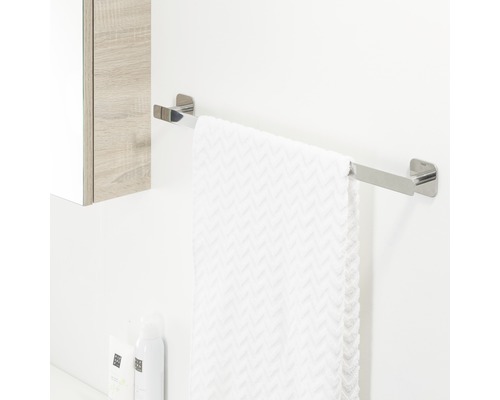 Handtuchhalter aus Metall mit Handtuch im Badezimmer