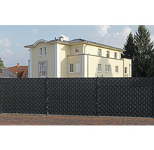 Sichtschutzzaun aus Kunststoff vor einem Wohnhaus