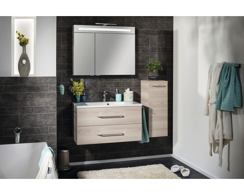 Modernes Badezimmer mit Waschtisch, Spiegelschrank und Hochschrank
