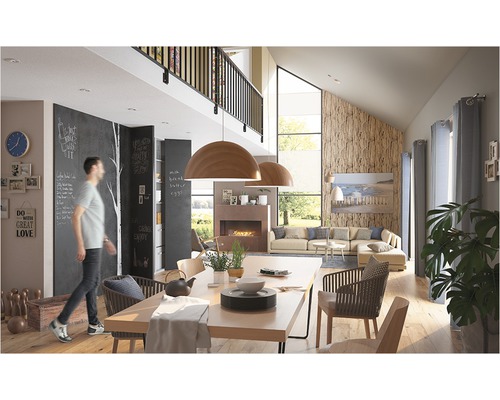 Helles Wohnzimmer mit Esstisch, Sofa und Kamin