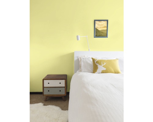 Schlafzimmer mit Bett, Nachttisch und Wanddekoration für eine gemütliche Atmosphäre.