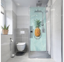 Badezimmer mit Toilette und Duschkabine mit Ananas Motiv