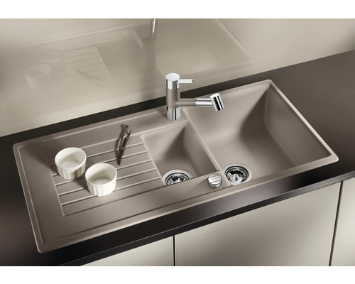 Spüle mit zwei Becken und Abtropffläche sowie Armatur