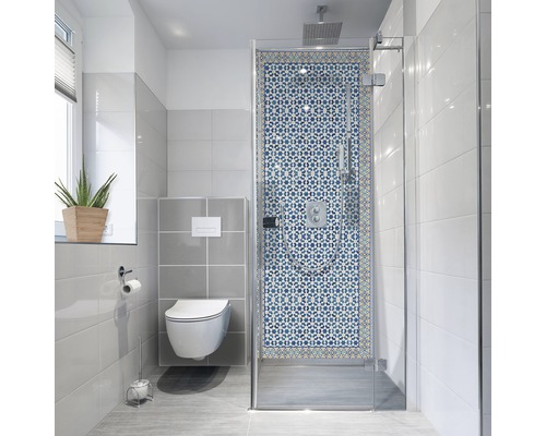 Duschrückwand-Folie mySpotti Fresh Enrico 90 x 210 cm Modernes Badezimmer mit Toilette und Dusche mit Mosaikfliesen