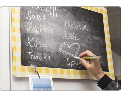 Magnettafel mit gelbem Karomuster und Kreidemarker in der Hand