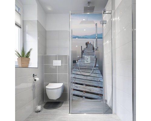 Duschrückwand-Folie mySpotti Fresh Irgendwo 90 x 210 cm Modernes Badezimmer mit Toilette, Fenster, Fliesen und Duschkabine mit Steg Motiv