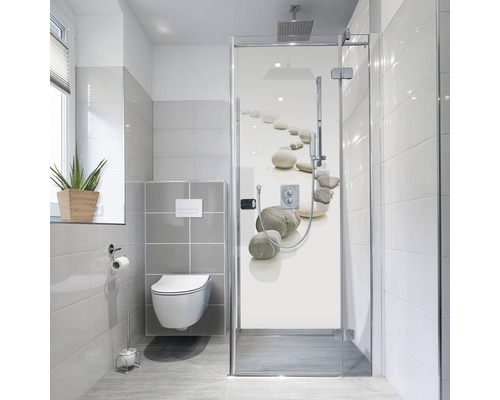 Duschrückwand-Folie mySpotti Fresh Stone Path 90 x 210 cm Helles Badezimmer mit Toilette, Dusche und Fliesen