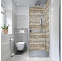 Helles Badezimmer mit Dusche mit Holzpaneelen und Wandtoilette