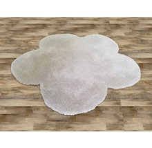 Wolkenförmiger Teppich auf Holzboden.