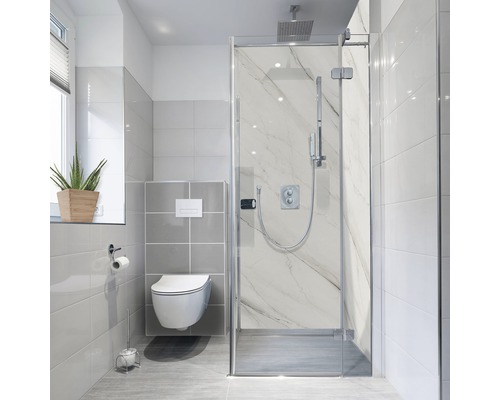 Duschrückwand-Folie mySpotti Fresh Kylie 100 x 210 cm Helles Badezimmer mit Dusche, Toilette und Fenster.
