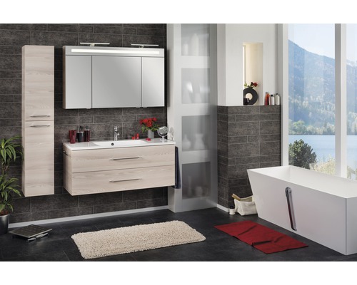 Modernes Badezimmer mit Waschtisch, Spiegelschrank, Hochschrank und Badewanne vor einem Fenster mit Seeblick