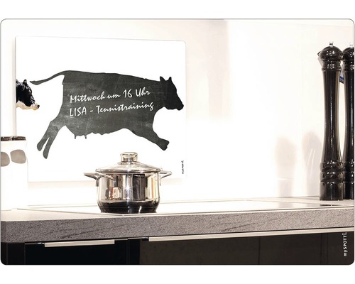 Küche mit Kochtopf, Gewürzmühlen und Wandbild mit Kuhmotiv