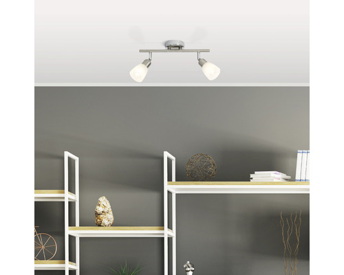 Deckenleuchte mit zwei Strahlern im modernen Wohnraum.