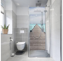 Helles Badezimmer mit Toilette, Fenster und Dusche