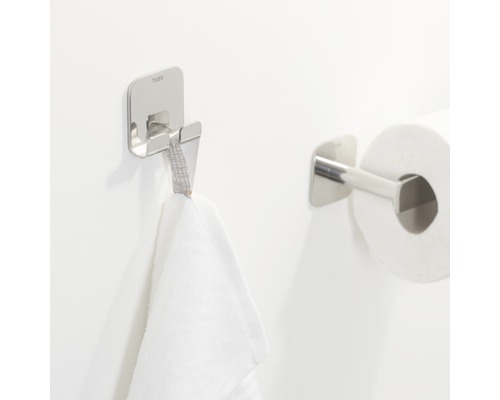 Handtuchhaken und Toilettenpapierhalter im Badezimmer