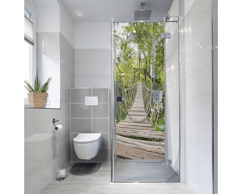 Duschrückwand-Folie mySpotti Fresh Dschungelbrücke 100 x 255 Modernes Badezimmer mit Toilette, Fenster und Duschkabine mit Dschungelbrückenmotiv