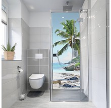 Helles Badezimmer mit Toilette und Dusche mit Strandmotiv