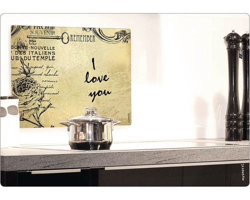 Küchenszene mit Topf und Spritzschutz mit Schriftzug