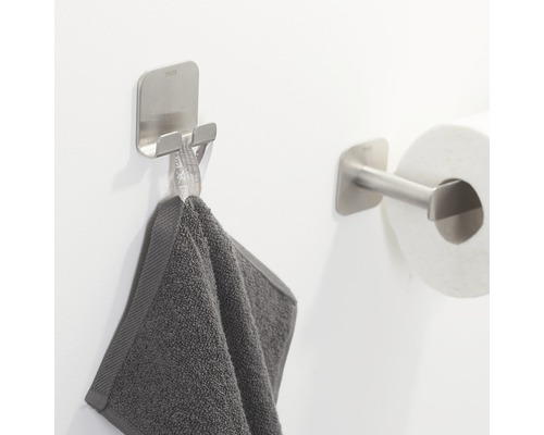 Handtuchhaken und Toilettenpapierhalter aus Metall im Badezimmer.