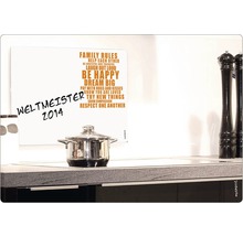 Magnettafel mit dem Text ''Family Rules'', einem Kochtopf und Küchenutensilien