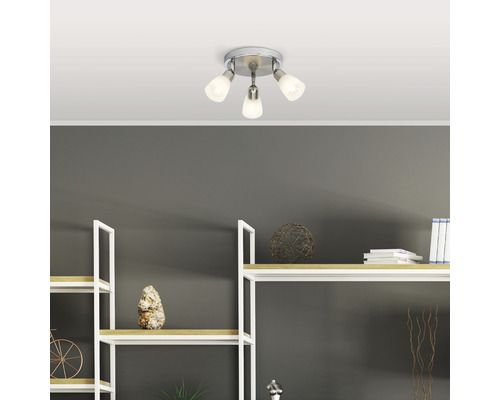 Deckenleuchte mit drei Strahlern in einem Wohnraum.