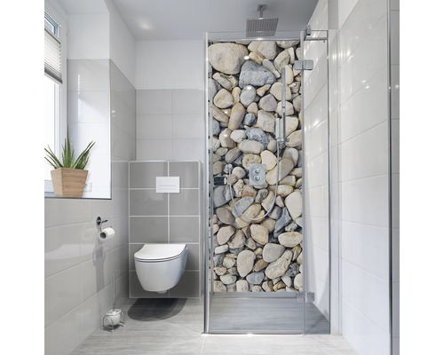Duschrückwand-Folie mySpotti Fresh Kieselsteine 100 x 255 cm Helles Badezimmer mit Toilette und Duschkabine mit Steinmuster