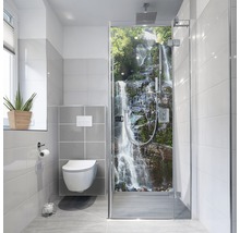 Modernes Badezimmer mit begehbarer Dusche mit Wasserfallmotiv, Toilette und Fenster