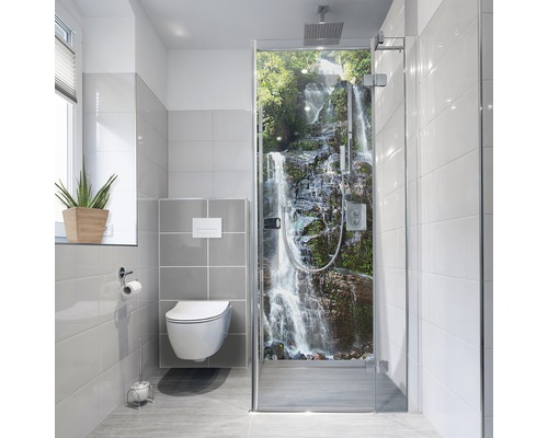 Duschrückwand-Folie mySpotti Fresh Cliff 90 x 210 cm Modernes Badezimmer mit begehbarer Dusche mit Wasserfallmotiv, Toilette und Fenster