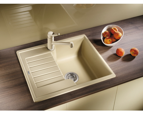 Küchenspüle mit Abtropffläche und Wasserhahn auf einer Küchentheke.