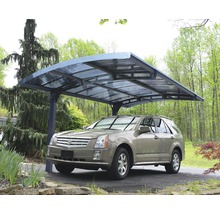 Carport mit Auto im Freien