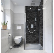 Helles Badezimmer mit Dusche, Toilette und Fenster