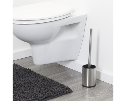 Wandhängendes WC mit Toilettenbürste und Badteppich